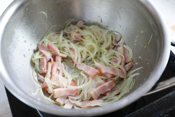 鍋にタマネギやベーコンなど