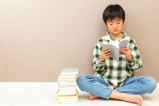 読書にふける男の子