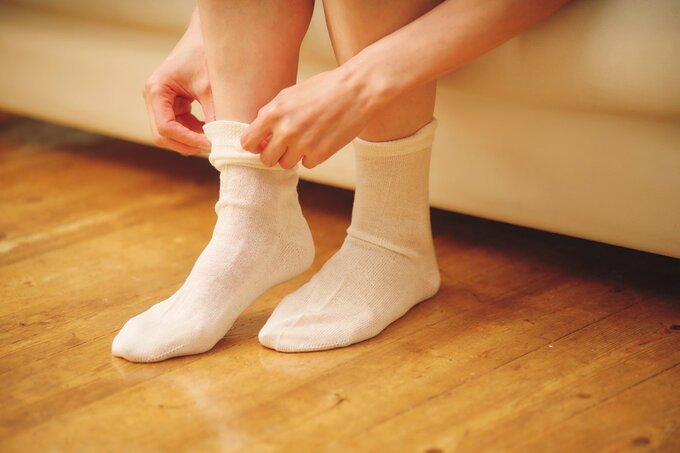 白い靴下をはいている足元