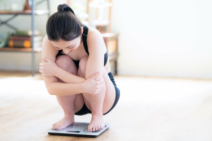 体重計に乗る女性