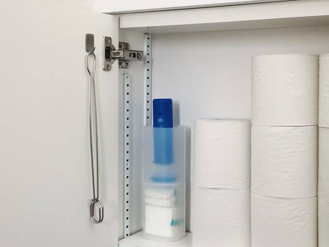 トイレブラシを挟む柄の部分を浮かせて収納