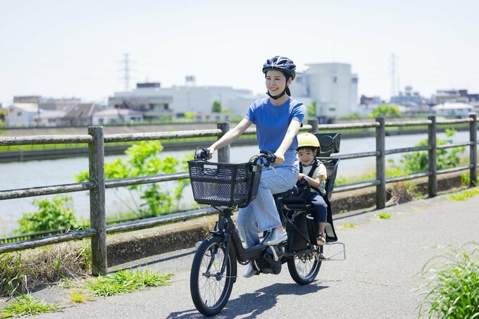 自転車に乗る親子