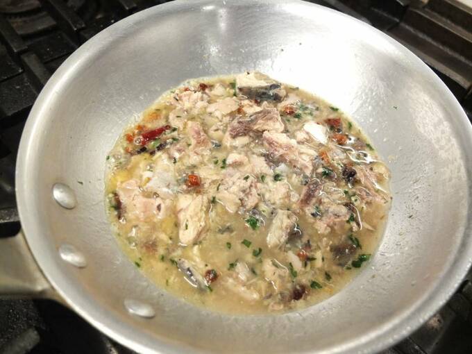 サバ缶とドライトマトとパセリを入れる