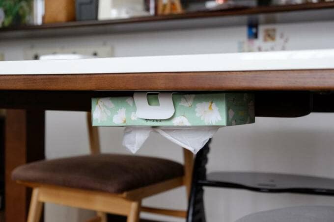 テーブルに緑ティッシュ