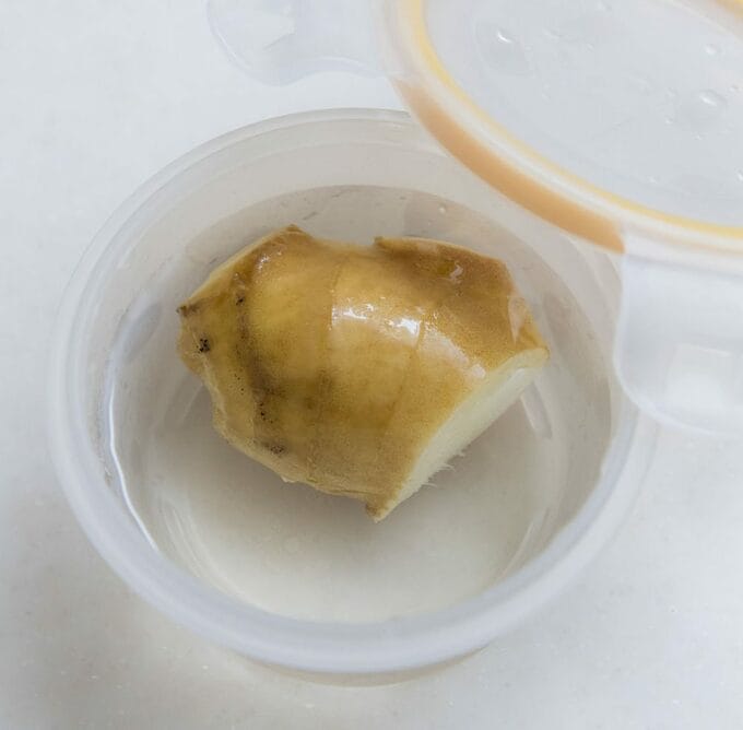 フタつきの保存容器に入れ、水に漬けています