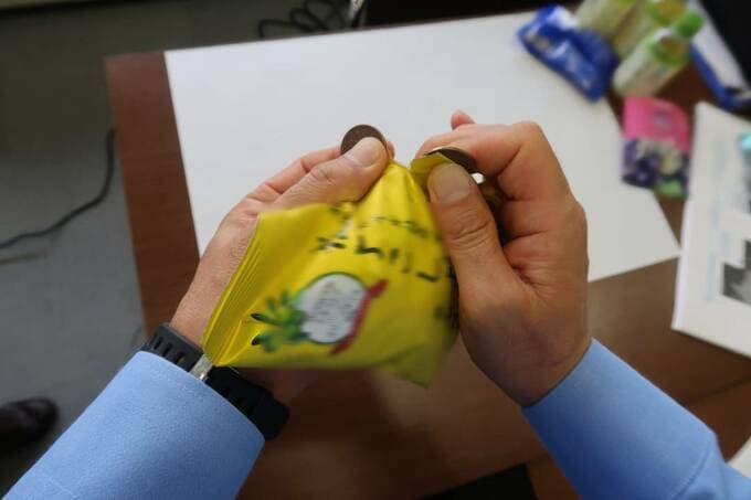 10円硬貨2枚で袋を挟む