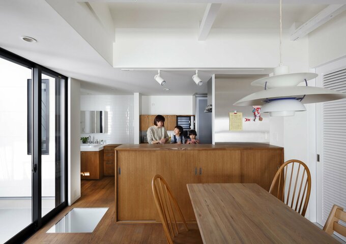 家事をしながらも目が届くアウトドアリビングは子育て世代におすすめ