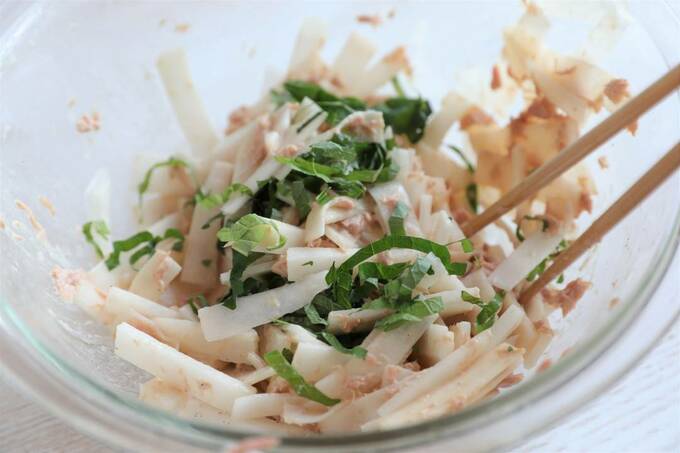 大根と大葉とツナ缶を混ぜる様子