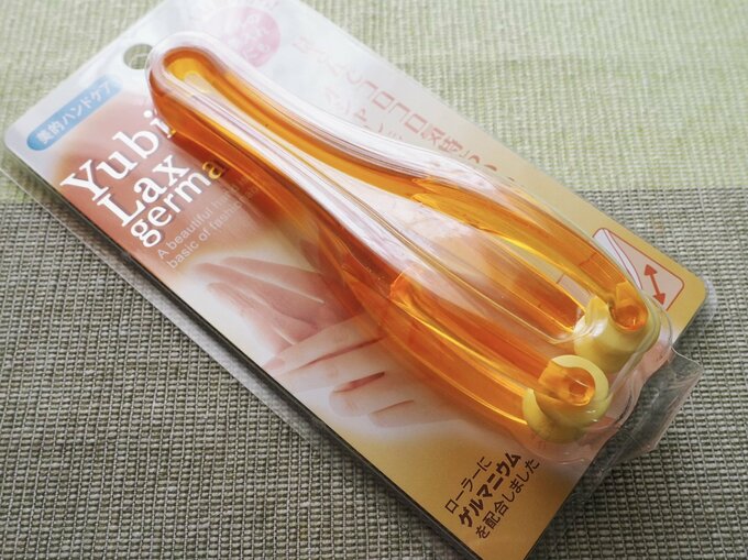 「ユビラックスゲルマ」（990円／標準小売価格）、本体サイズ：W35×D35×H145mm 本体重量：40g、材質：本体／ポリカーボネート、ローラー／TPE樹脂、ゲルマニウム、ローラーパーツ/ポリプロピレン