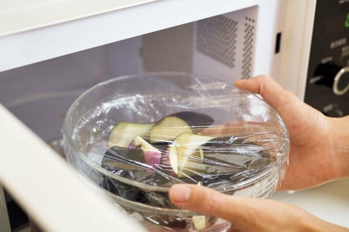 レンジにナスいれる