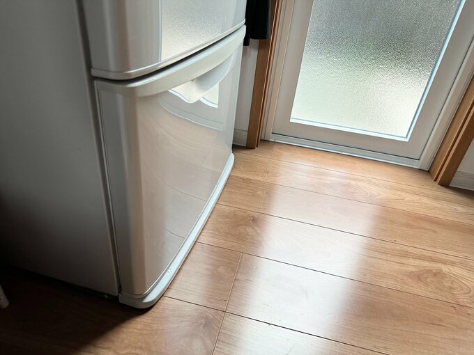 冷蔵庫の手前のフローリング