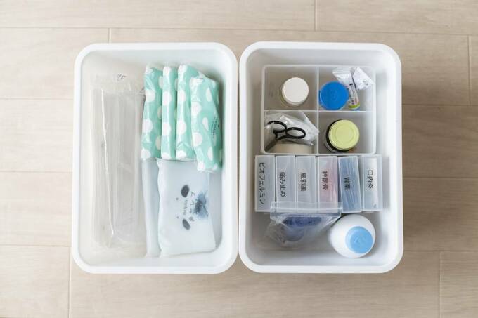 薬を入れたケースとマスクやティッシュなどの衛生用品