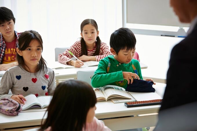 学習塾で授業を受ける小学生たち