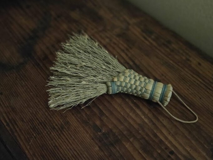 手のひらサイズの小さなサイズのホウキ