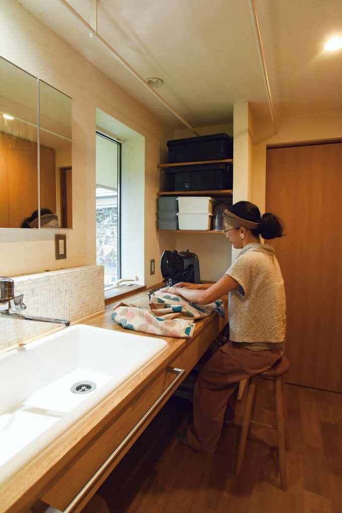 洗面脱衣室に造りつけられた長い洗面カウンター