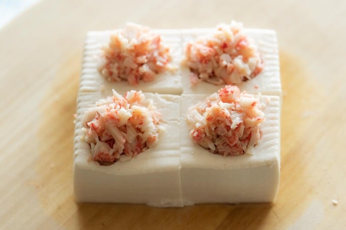 カニかまを豆腐につめる