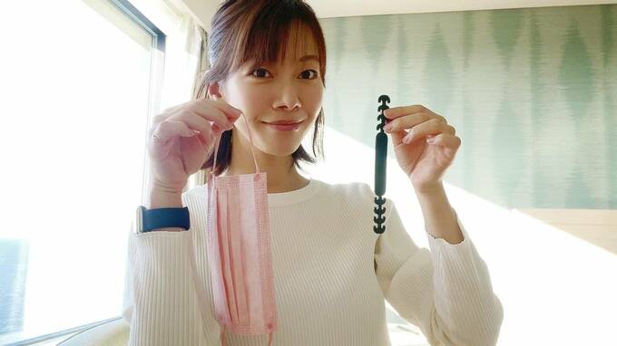 マスクバンドとマスクを持つ女性