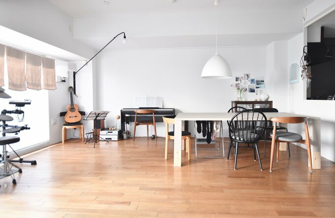 ダイニングテーブル下に物干しハンガーを収納