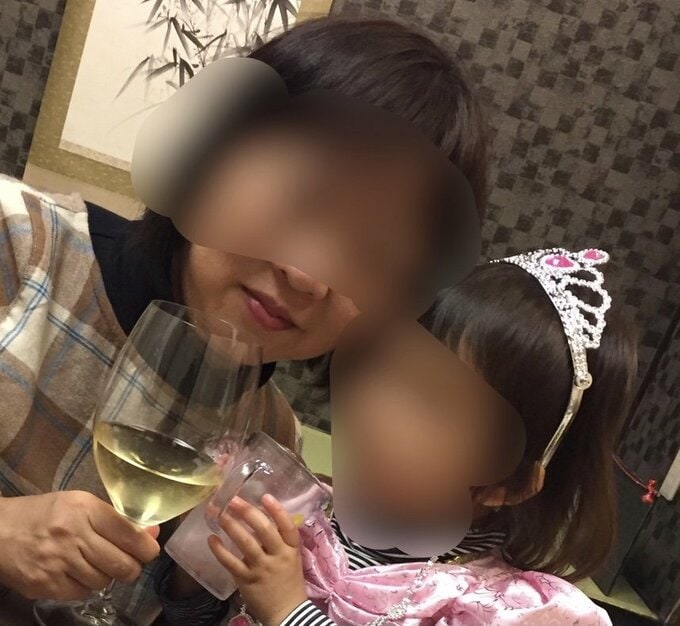 グラスを持つ女性と子ども