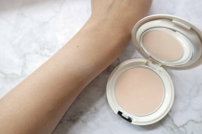 肌にのせた様子