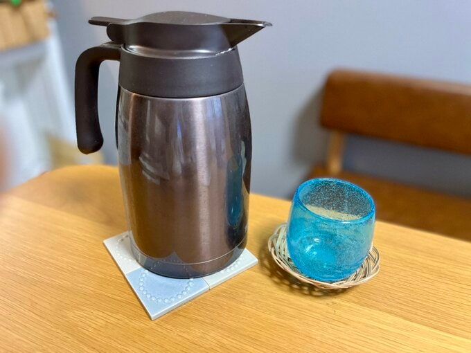 つなぎあわせたタイル4枚で鍋敷き代わりに