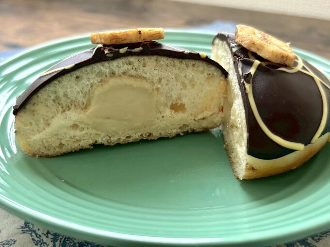 生地の中にはバナナクリームが