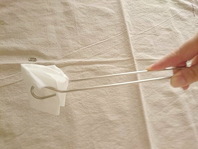 トングではさむ