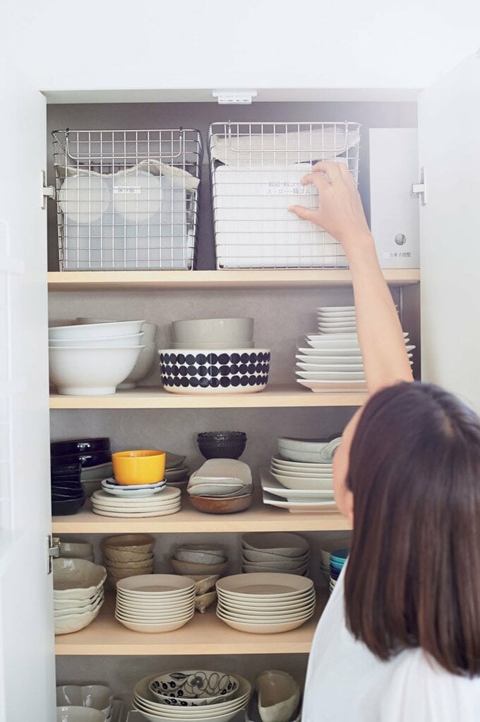 上段には指が入るワイヤカゴを