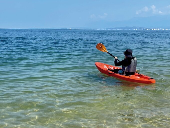 海でカヤックを漕いでいる人の写真