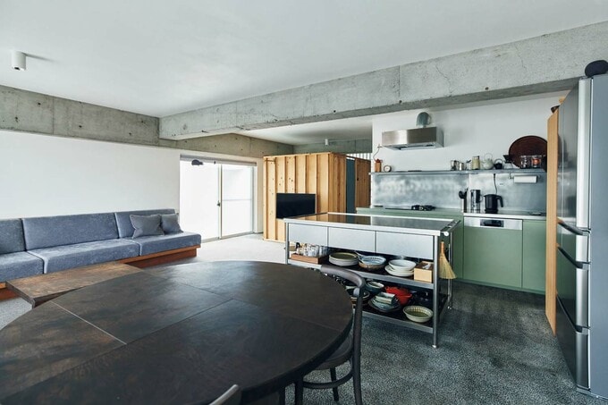 ダイニングからキッチンや個室を見る