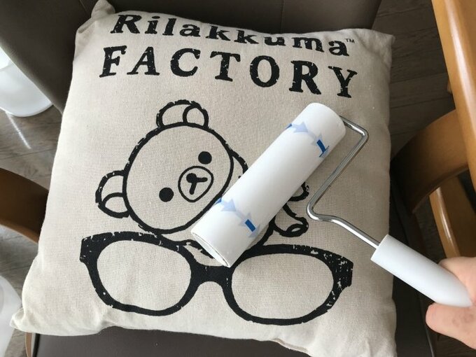 クッションの上に粘着クリーナー