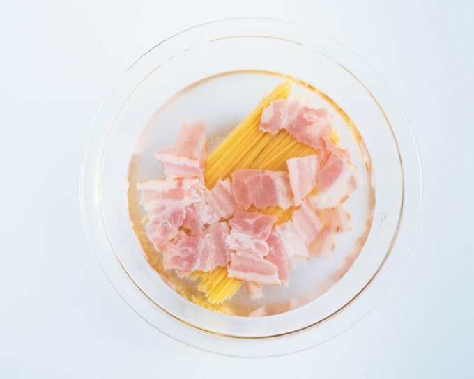 ボウルにベーコンと乾麺