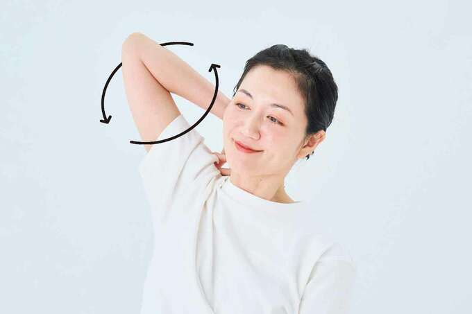 肩を回す