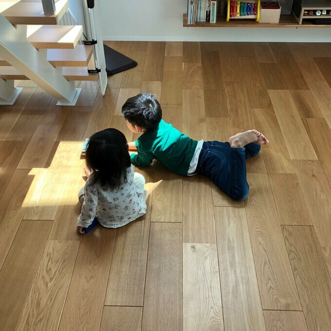 日の当たる床と子ども