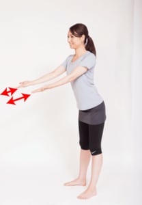 手を左右交互に指先方向に伸ばす