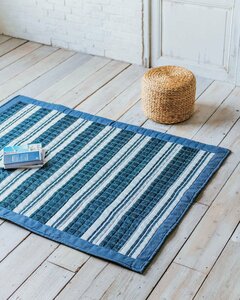 軽量スツールとボーダーラグ