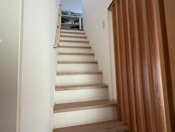 家づくりで「なんとなく設置した」階段まわりの照明に後悔。住んでわかった問題点と解決策