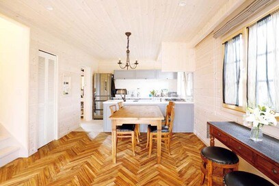 床を自然素材で仕上げた住宅事例集。無垢材や石でどんな雰囲気に？