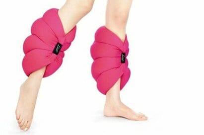 疲れた日のご褒美、むくみ解消アイテム。「魔法の足枕」をつけたまま寝て朝すっきり