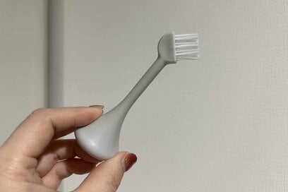 100均で何度もリピ買いした「掃除グッズ」5つ。茶渋が取れるスポンジや、立たせて置ける衛生的なブラシも