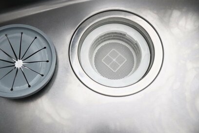 カビ・ヌメリ対策に、排水プレートとゴミ受けをサクッと交換：転勤族の家事アイデア