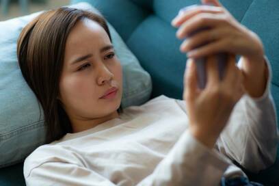 長時間のスマホによる疲れ目、老眼…。改善に有効な「ガポールパッチ」って？