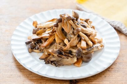 秋の味覚！ニンニク香る「焼きキノコのマリネ」レシピ。後味さっぱりでおつまみにもぴったり