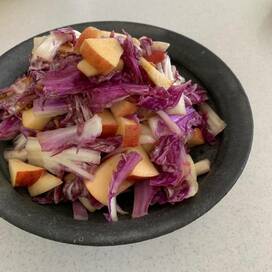 白菜がもりもり食べられる！リンゴとあえるシンプルサラダ