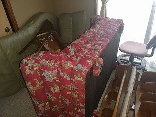 大型家具を処分している様子。