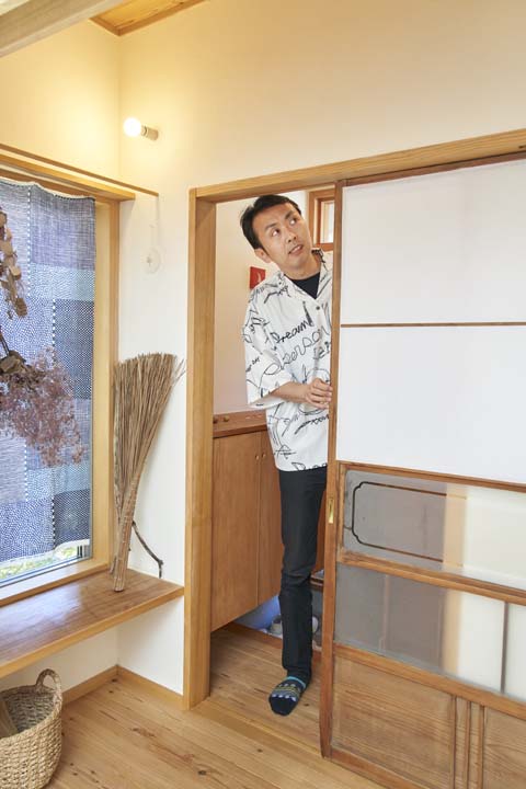 もらいものの引き戸をリメイクした建具を開ける田中さん