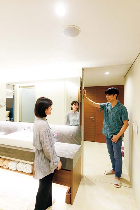 サニタリースペースで談笑する夫妻
