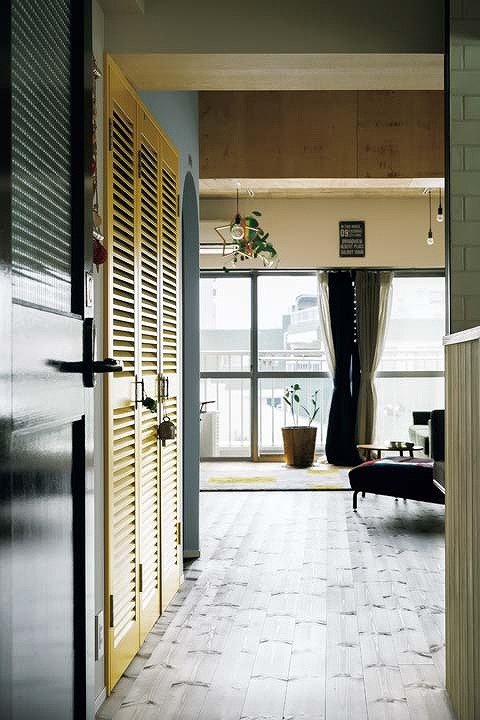 窓際の個室を撤去して広々とさせたリビングダイニング