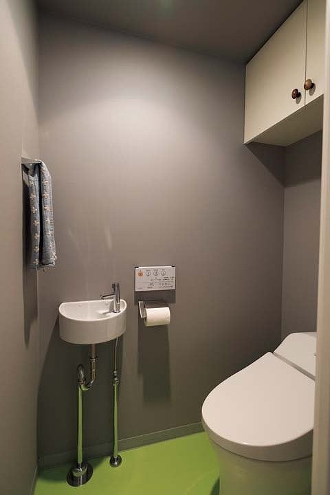 グレーのクロスでシックに仕上げたトイレ