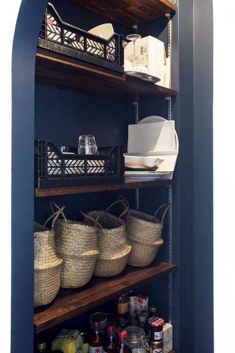 内部を濃紺で仕上げた収納力たっぷりのパントリー